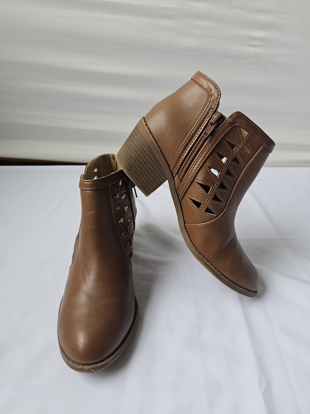 Soda Girl's Chance-IIS Triangle Cutout Side Chunky Stacked Heel Ankle Boot (Tan